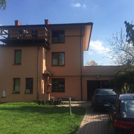 Samodzielny Pokoj W Wygodnym Domu Z Parkingiem Apartment Пясечно Екстериор снимка